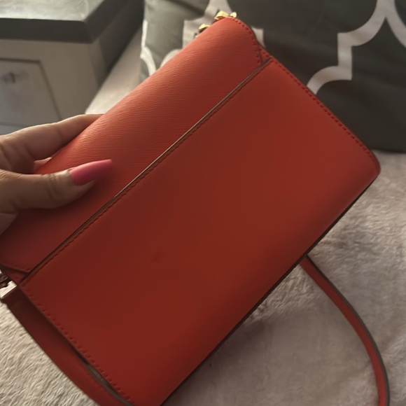 Dark orange tory burch bag use once. Is the medium crossbody adjustable straps. - Picture 4 of 4
